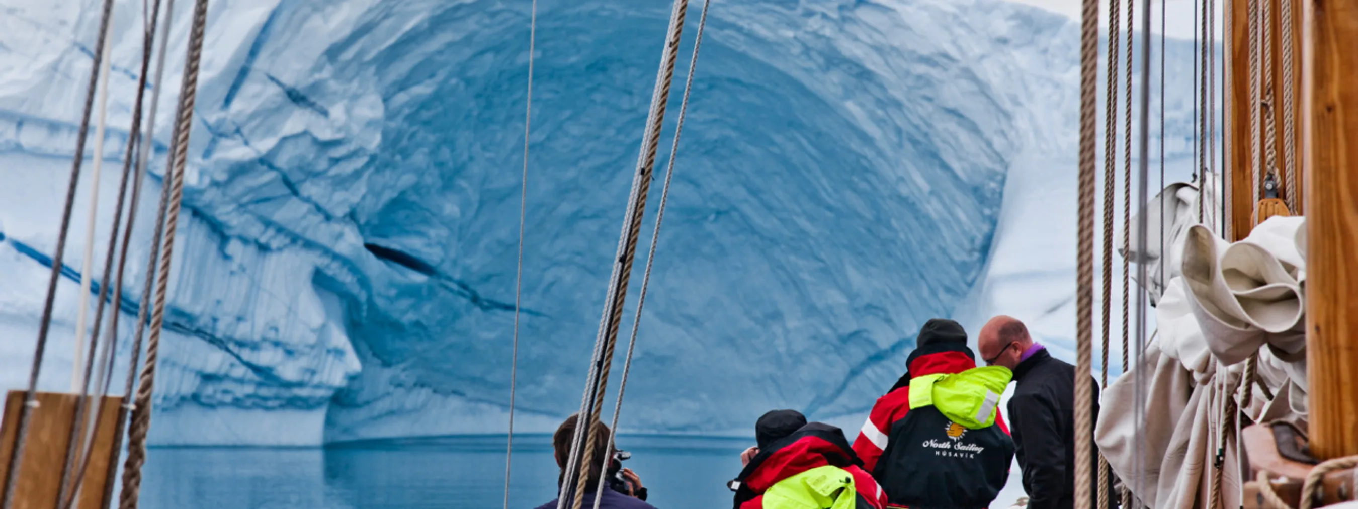 Eisbergbeobachtung, Ostgrönland Eisbergbeobachtung, Ostgrönland
Teilnehmer der Segeltour bestaunen riesigen Eisberg