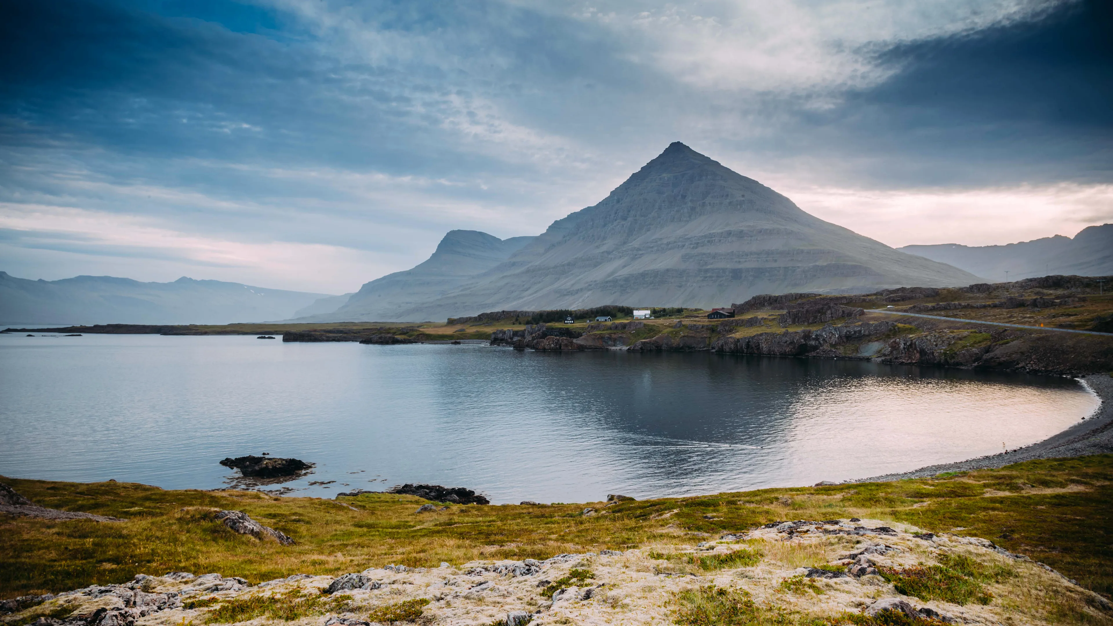 Fjordlandschaft Island Fjordlandschaft Island; dunkle/mystische Atmosphäre im Hintergrund spitzer Berg