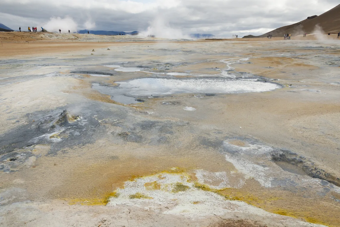 Nordisland Myvatn Hochthermalgebiet, Foto: Thomas Linkel Nordisland Myvatn Hochthermalgebiet, Foto: Thomas Linkel
Löcher mit Schlacken und Schlamm und gelben Schwefelbereichen. Dampf im Hintergrund.