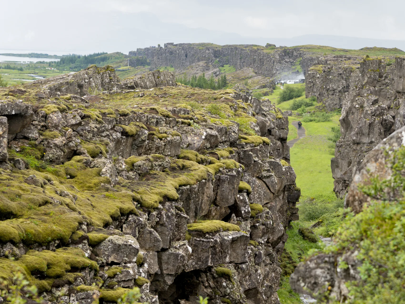 Suedisland nationalpark thingvellir almannagja wanderer foto thomas linkel