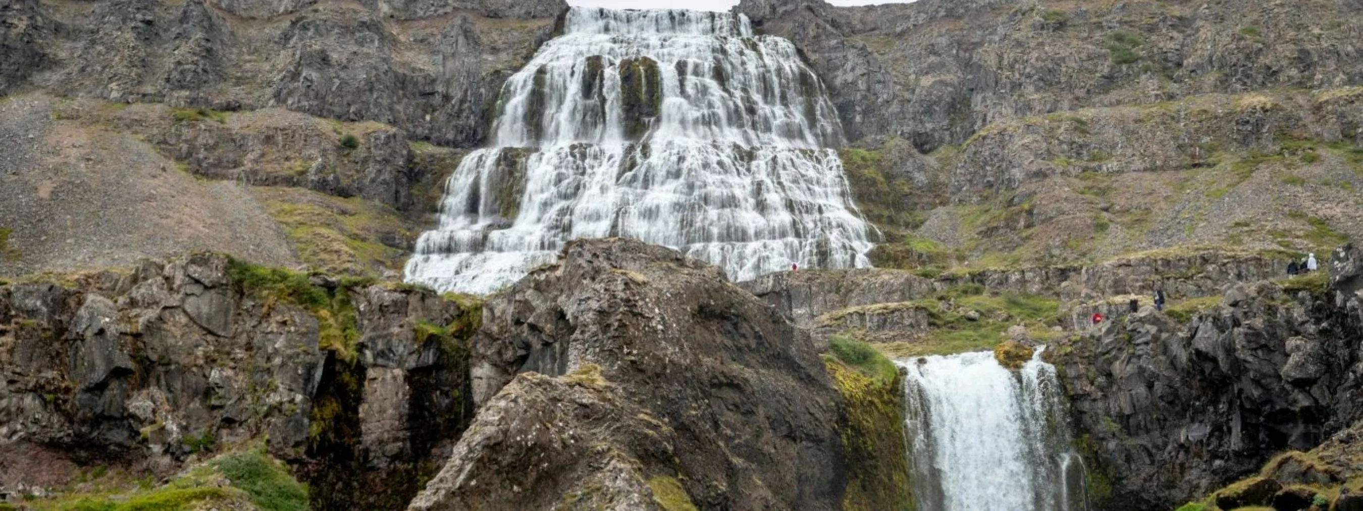 Wasserfall Dynjandi in den Westfjorden von Island Wasserfall Dynjandi in den Westfjorden von Island, stufenförmiger Wasserfall
