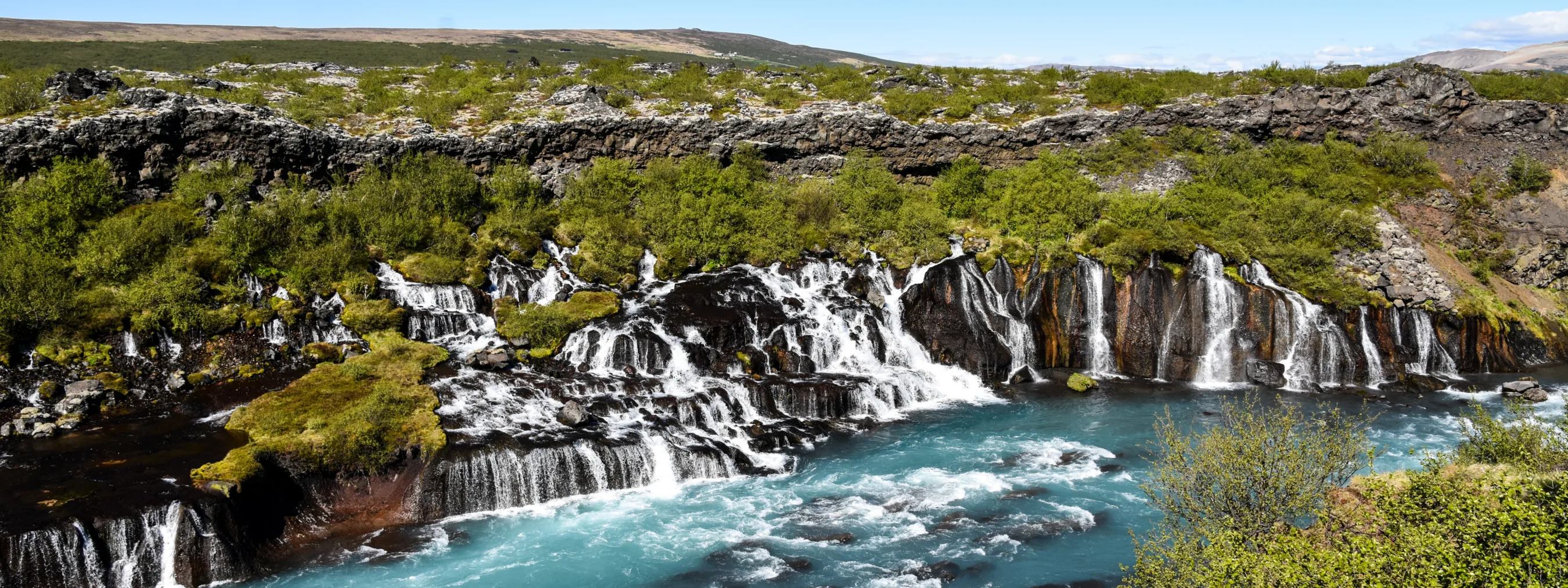 Hraunfossar - heiraten in Islands schönsten Landschaften Westisland bietet mit den Wasserfällen Hraunfossar den perfekten Ort für Ihre Hochzeit
