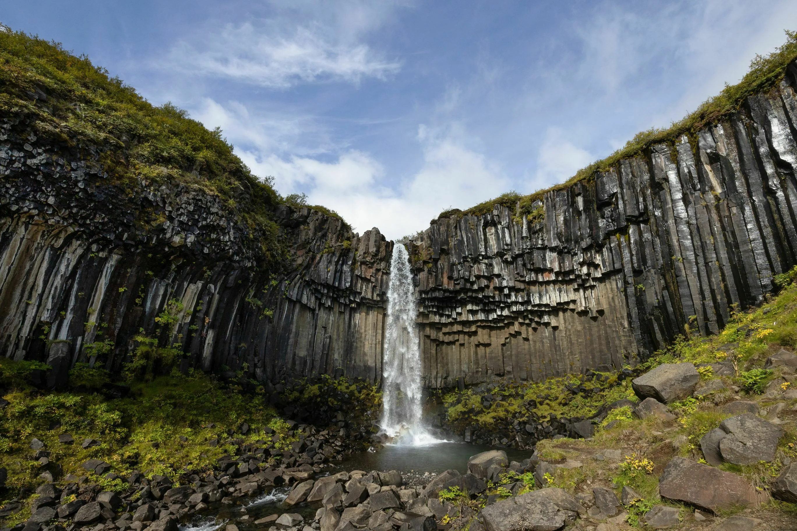 Island Wasserfall Svartifoss, Foto: Timo Klingebiel Island Wasserfall Svartifoss, Foto: Timo Klingebiel
Zwischen Basaltsäulen stürzt das Wasserfall des Svartifoss in die Tiefe
Der Himmel ist blau mit leichten Wolken.